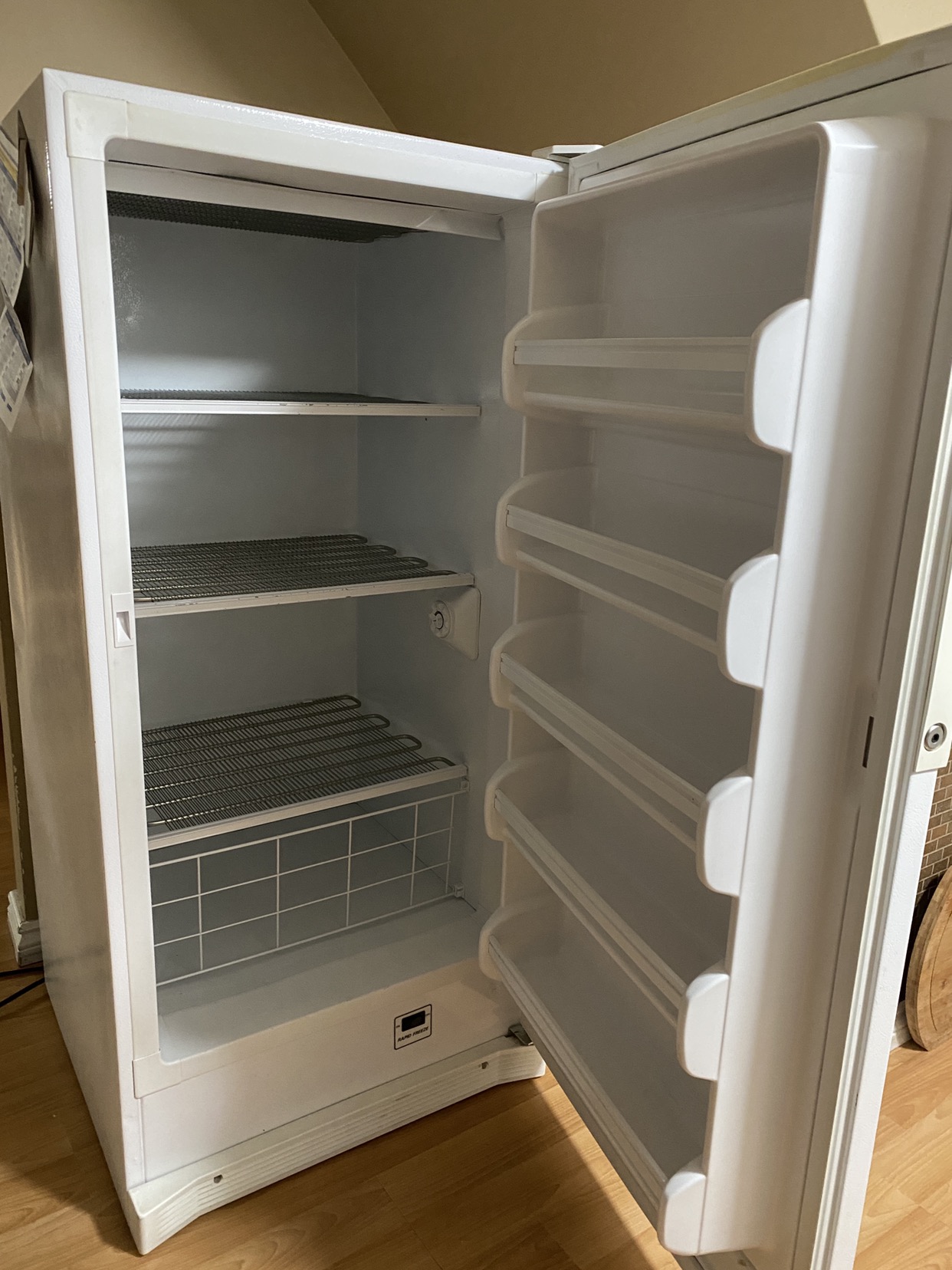 Freezer upright