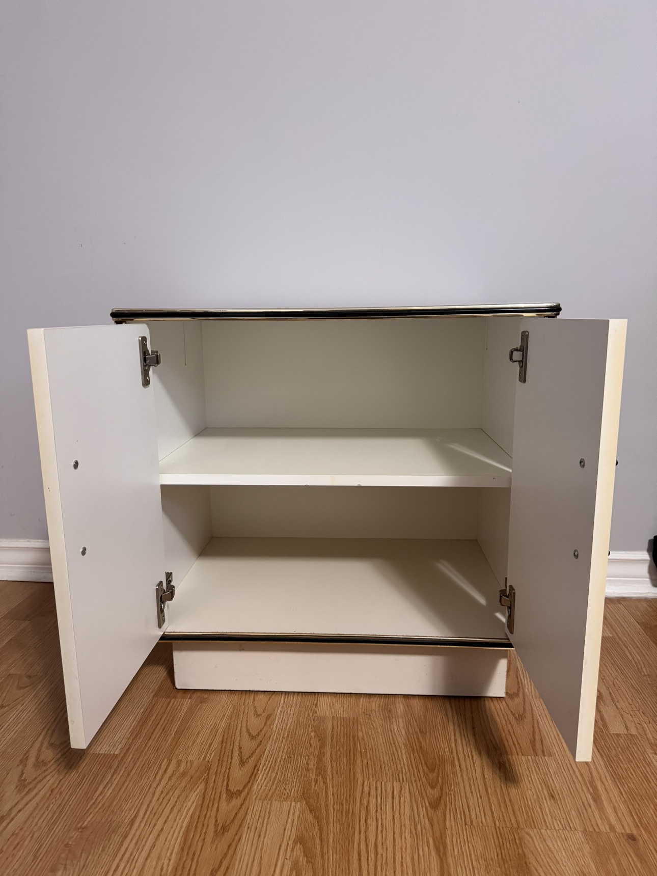 Moving Sale! - Spacious Bedside Table - photo 5