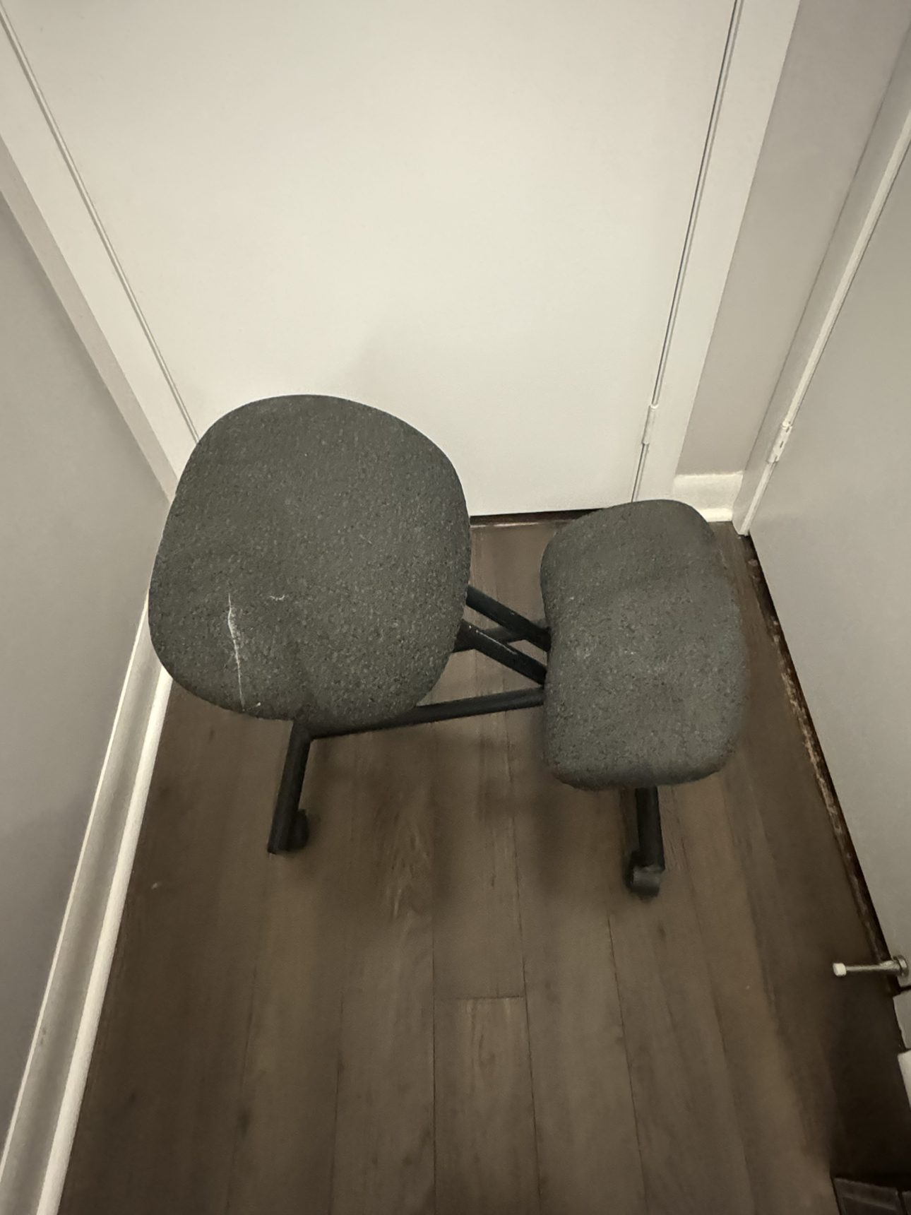 Ergonomic kneeling chair thumbnail
