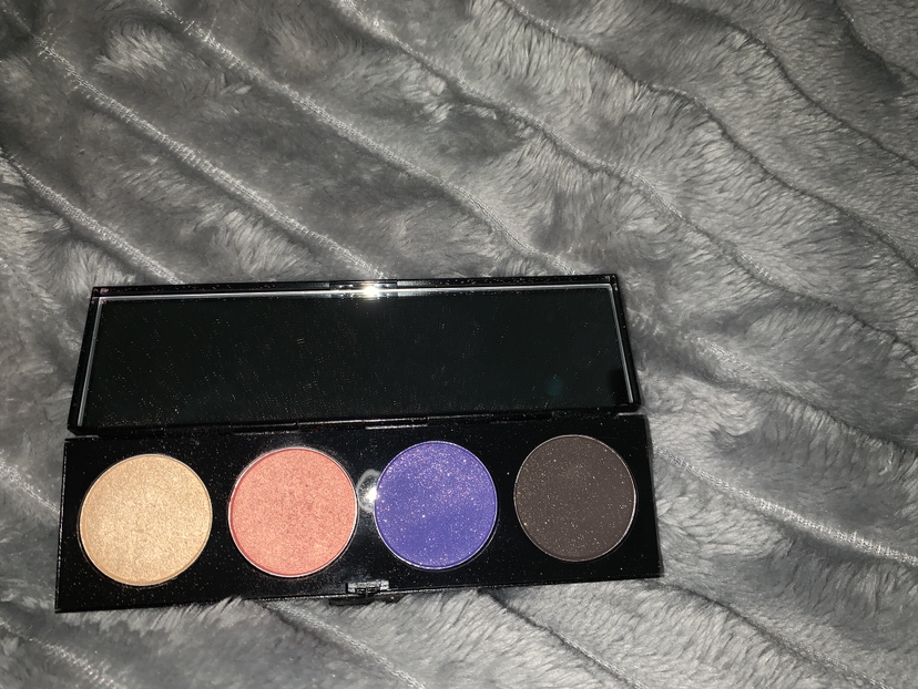 M•A•C Hello Kitty Eyeshadow Palette-Rare/Limited Edition. image indicator(2)