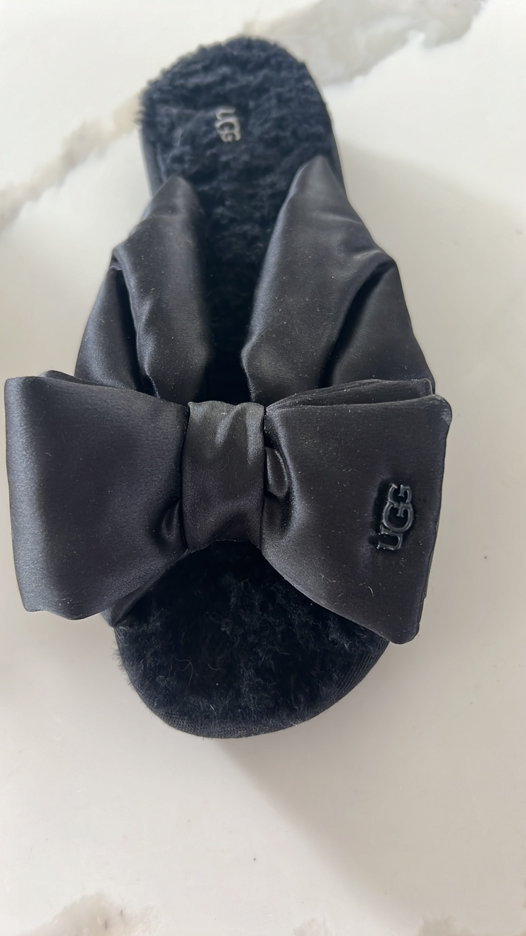 UGG slides sandals image indicator(2)