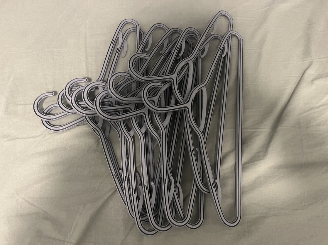 10 plastic hangers thumbnail