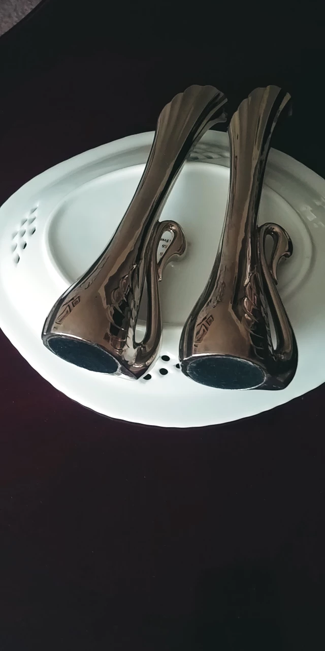 Cute Little two Swann Vases image indicator(3)