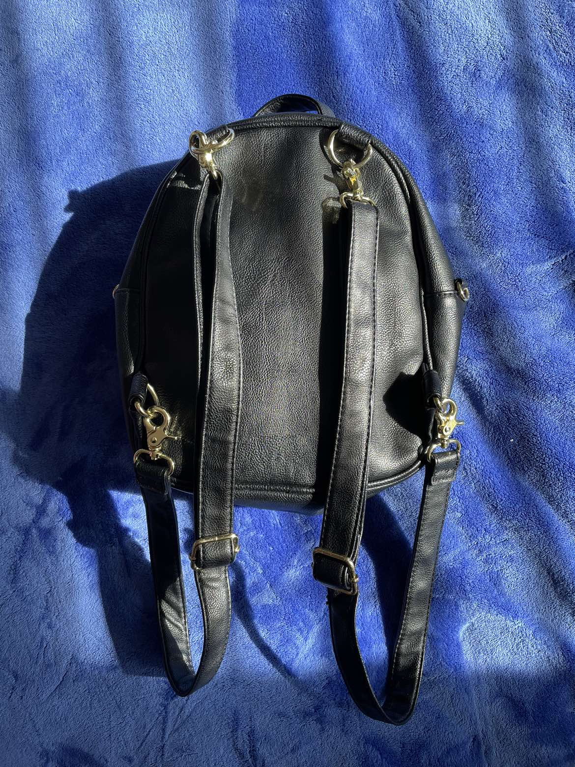 Black Backpack image indicator(3)