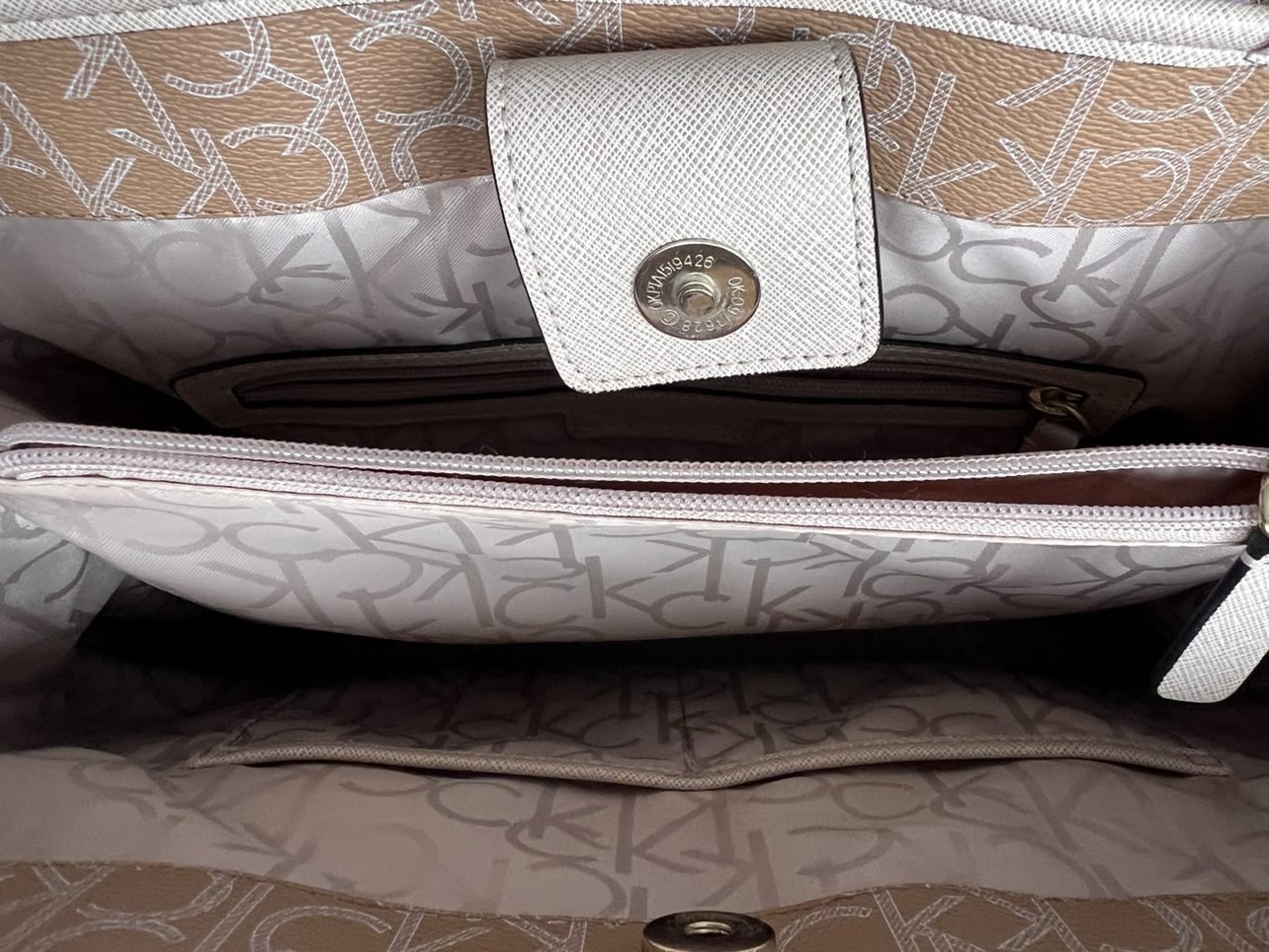 Calvin Klein Women’s Shoulder Bag image indicator(4)