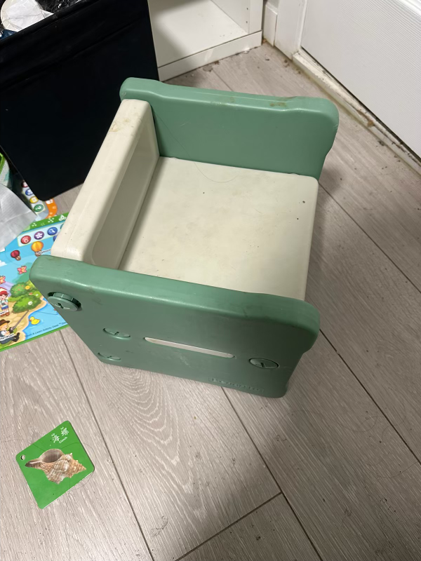 Benarita Kids Table and 2 Chairs Set - photo 4