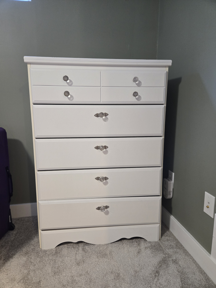 White 5-drawer chest thumbnail
