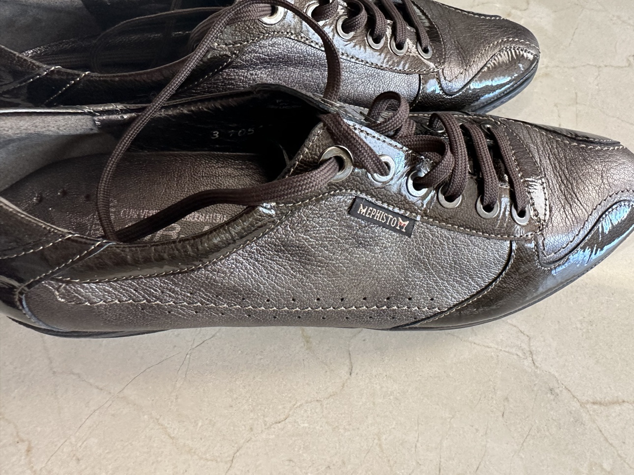 Women Sneaker image indicator(2)