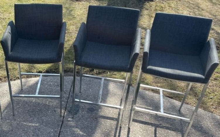 3 Structube  bar stools