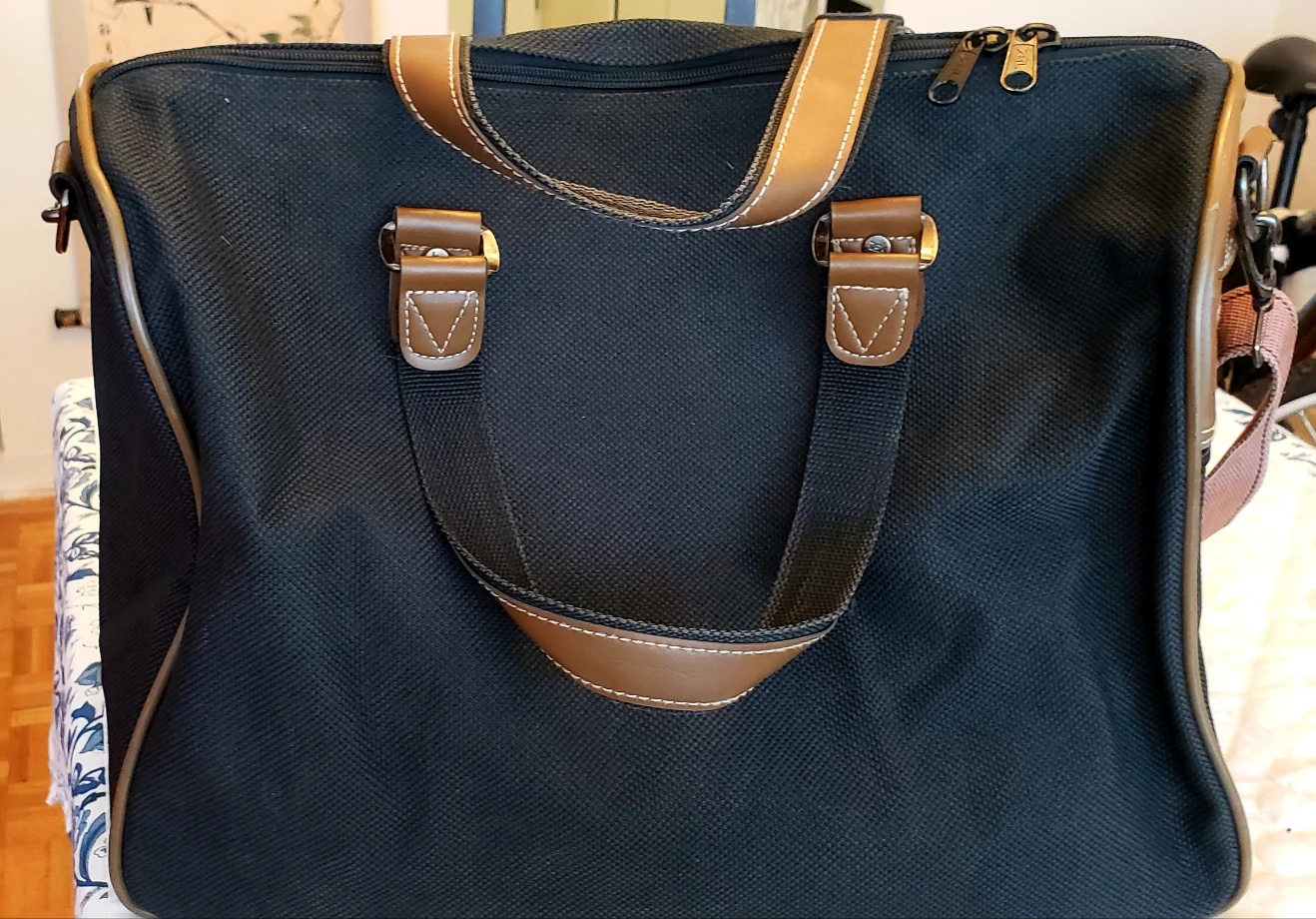 Vintage duffel bag/carry-on bag image indicator(3)