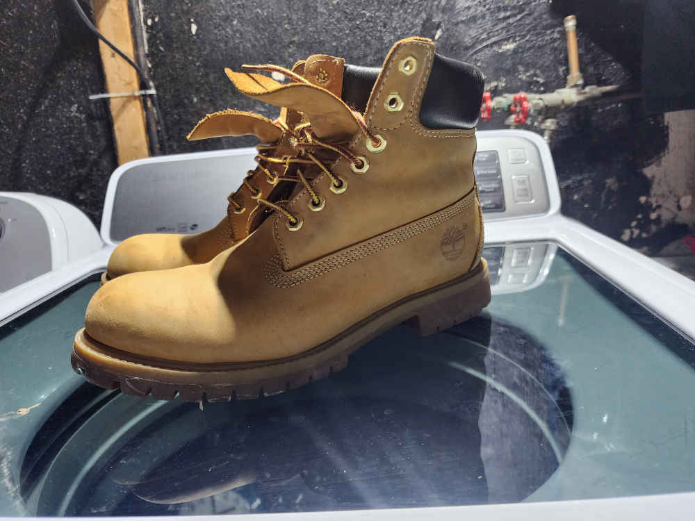 Timberland Boots - Men's Size 9 - Tan