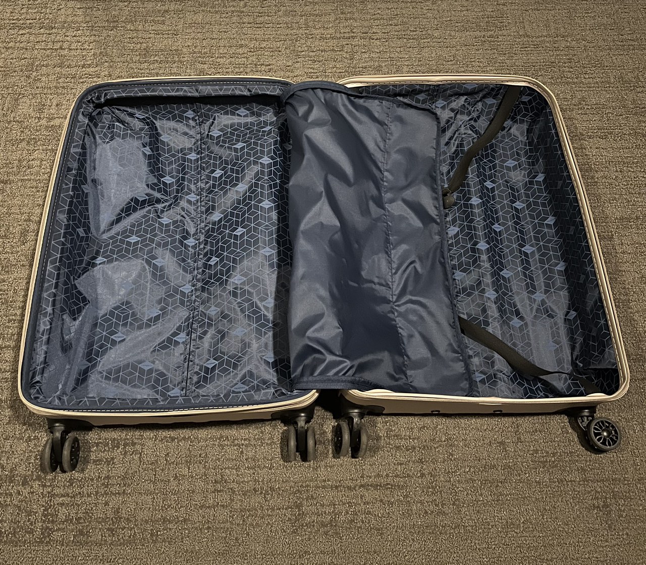 Lightweight Hardcover Luggage with Spinner Wheels - photo 5