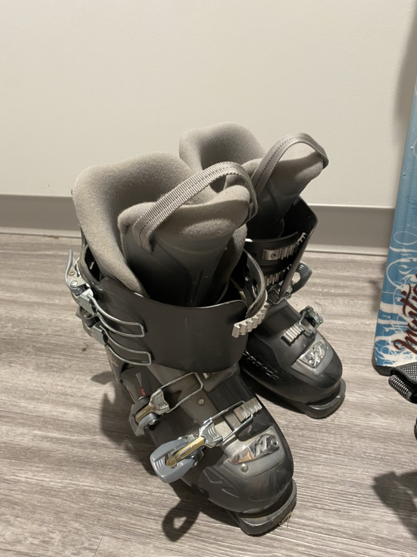 Men and women’s skis for sale image indicator(4)