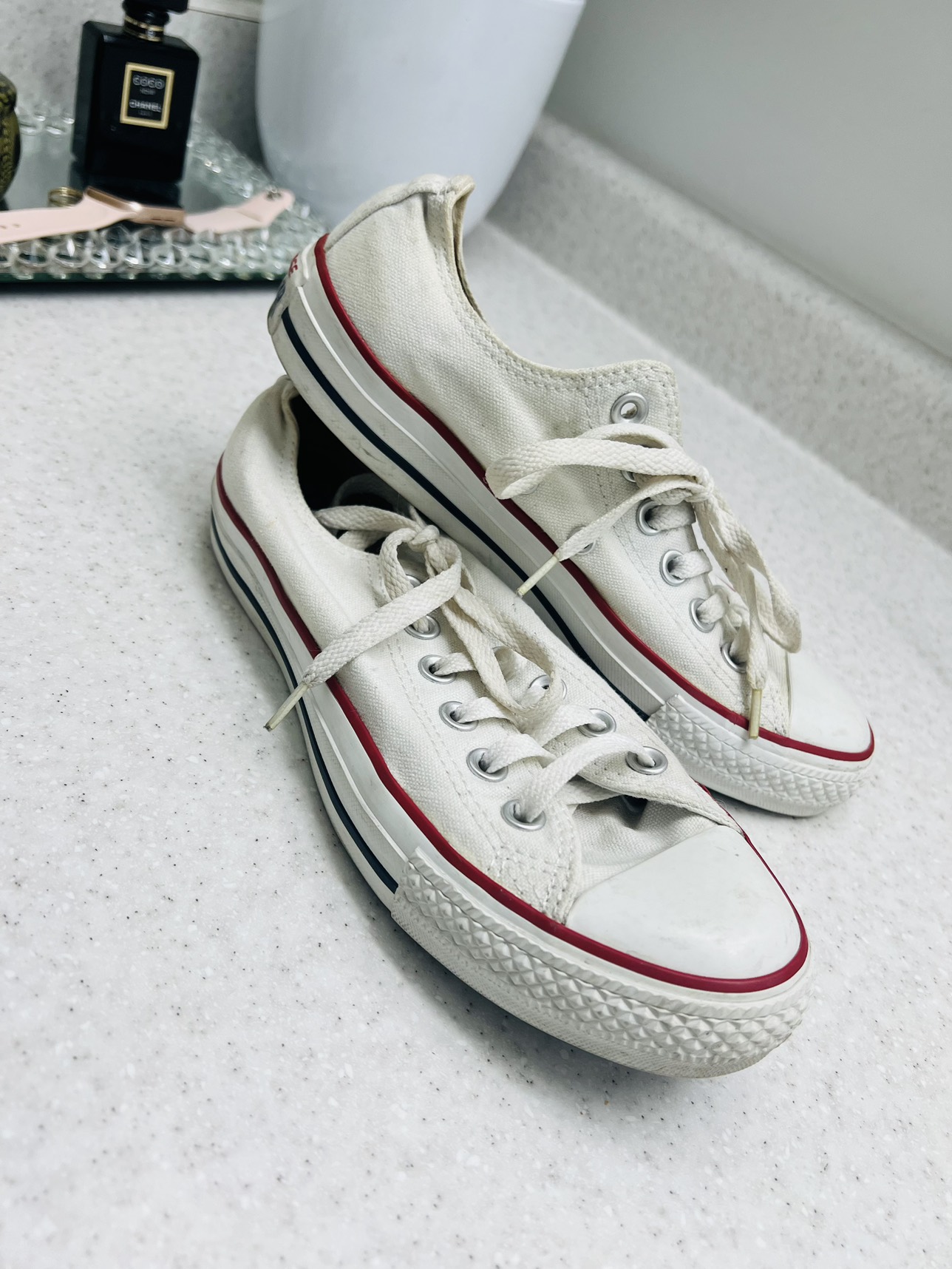 Women’s white  Converse shoe image indicator(2)