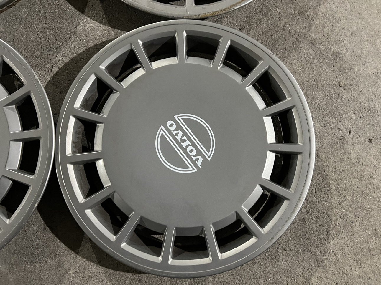 Volvo 15” Wheel Cover image indicator(4)