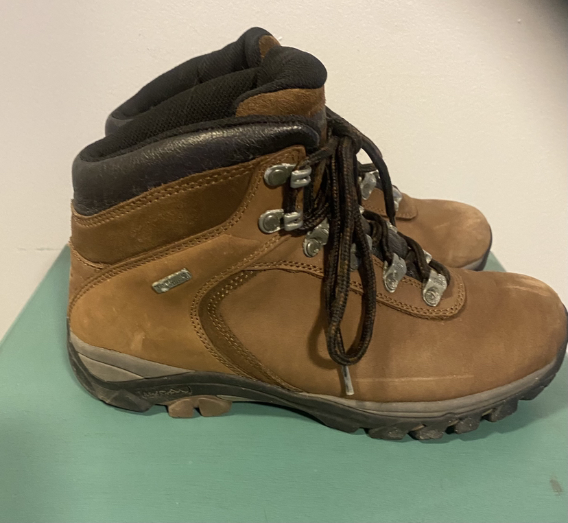 Women’s Hiking boot water resistant image indicator(2)