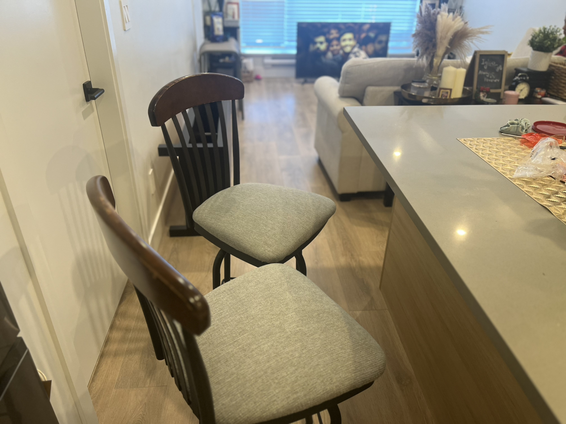 Swivel in Style: 2x Elegant Bar Stools for a Modern Home - photo 3