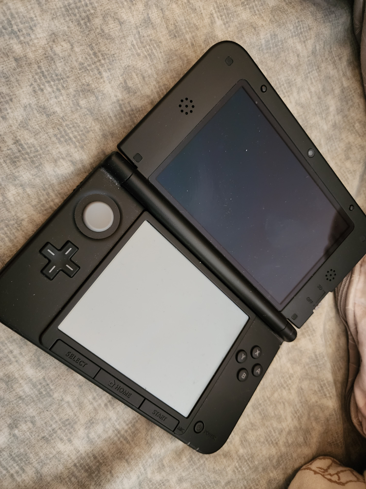 great condition  3ds XL with original box - photo 2