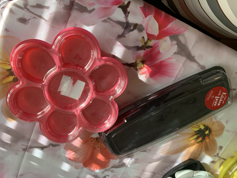 flower and rectangular plastic trays thumbnail