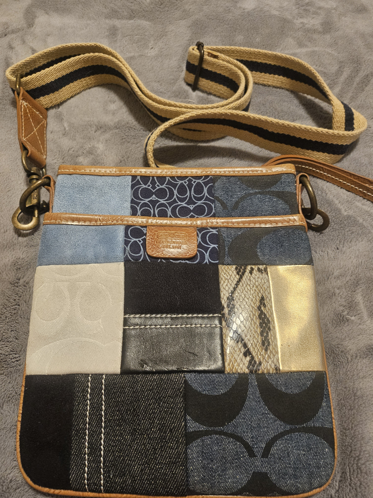 Coach sling bag image indicator(2)