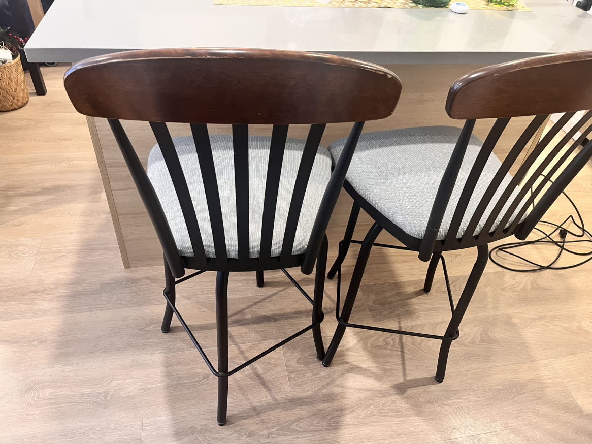 Swivel in Style: 2x Elegant Bar Stools for a Modern Home - photo 5