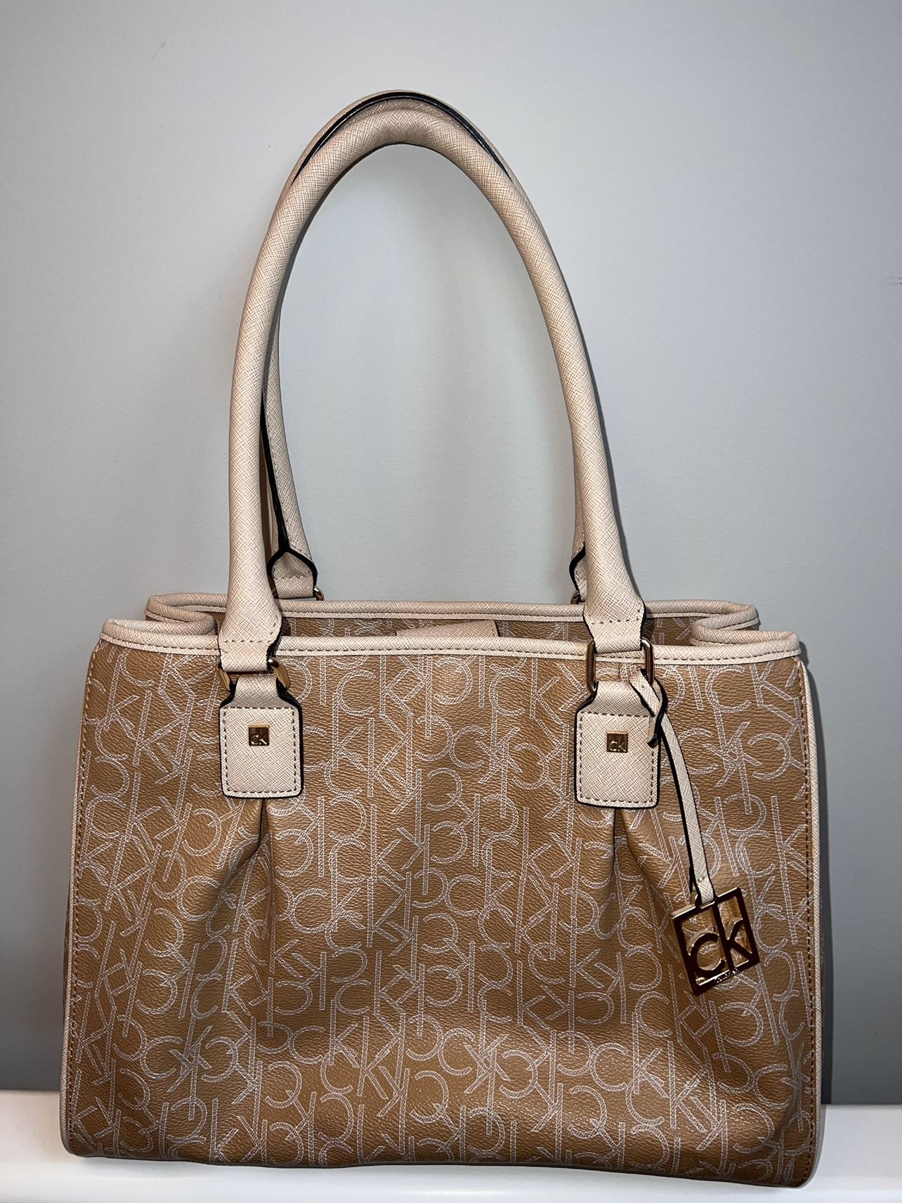 Calvin Klein Women’s Shoulder Bag image indicator(3)