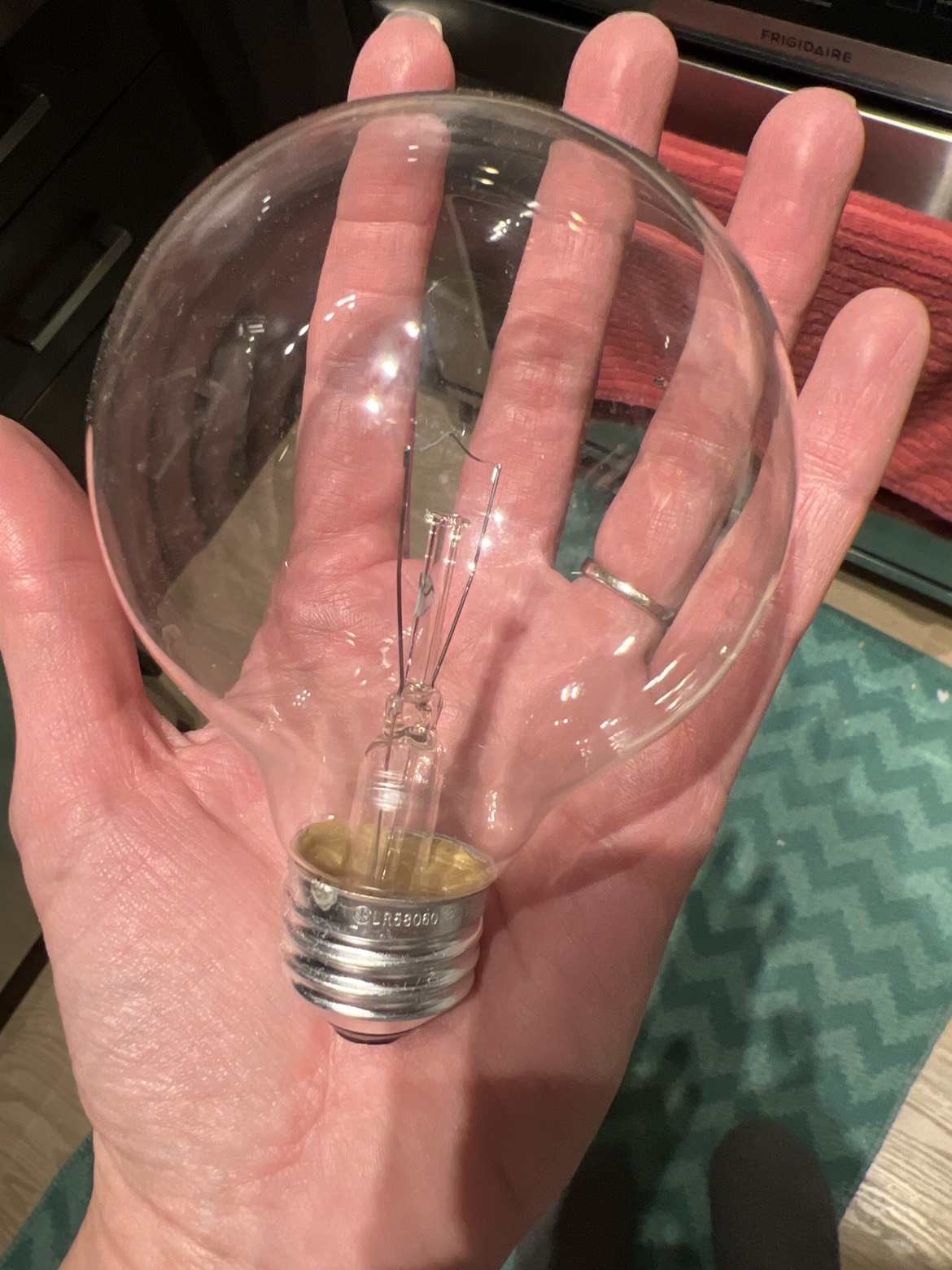 Free G25 vanity lightbulbs #freecycle thumbnail