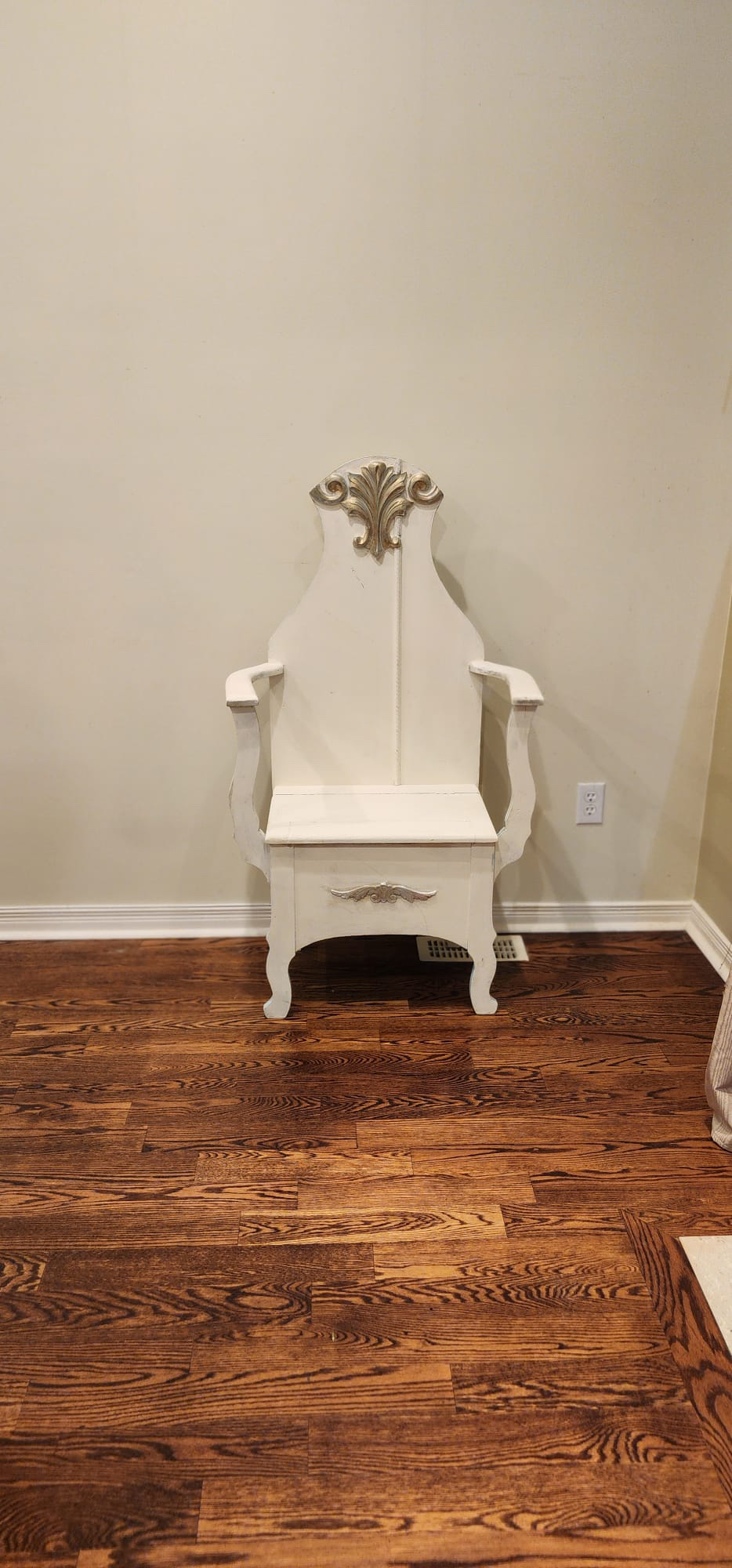 Unique throne with storage 4ft thumbnail