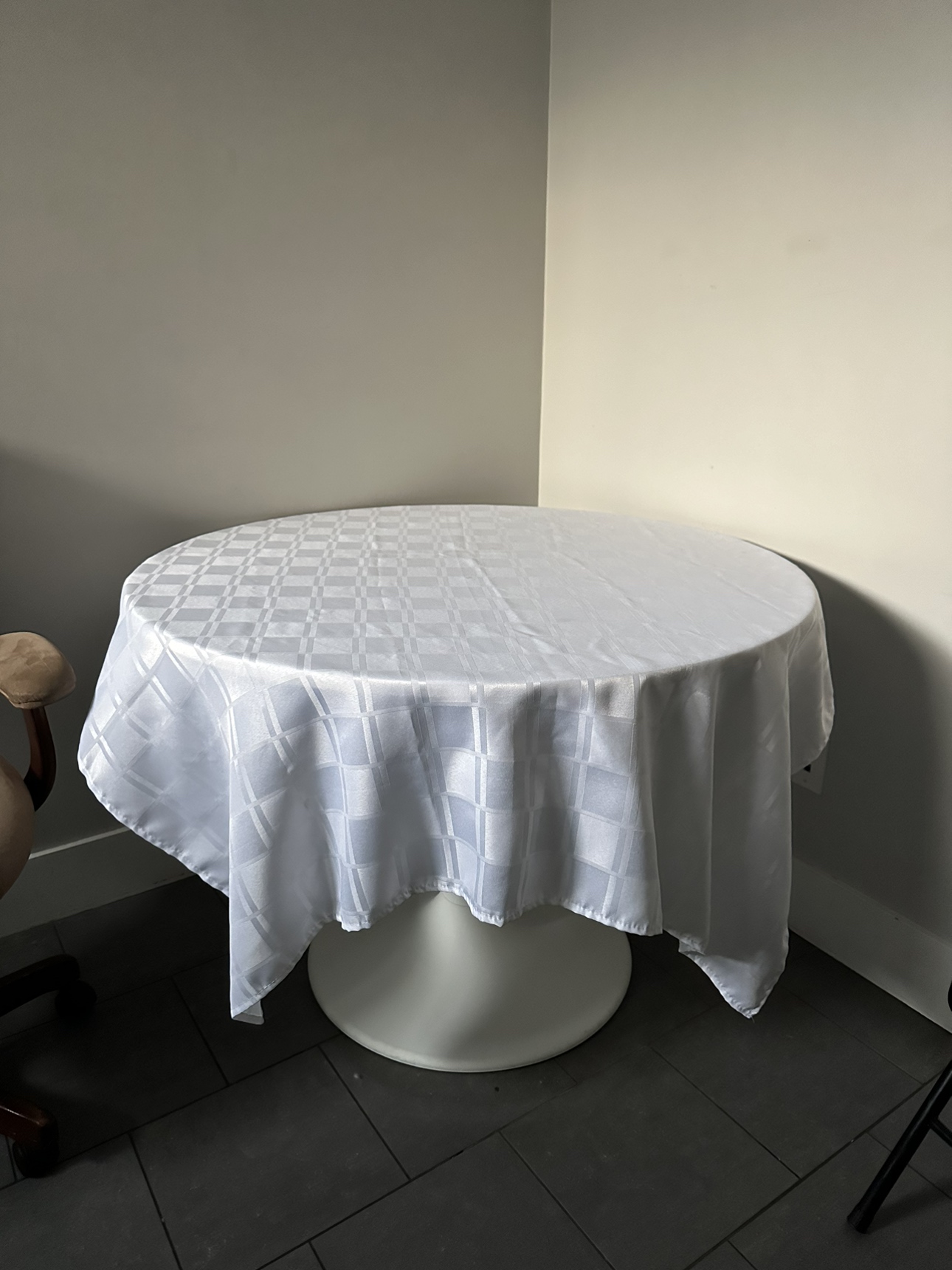 White table thumbnail