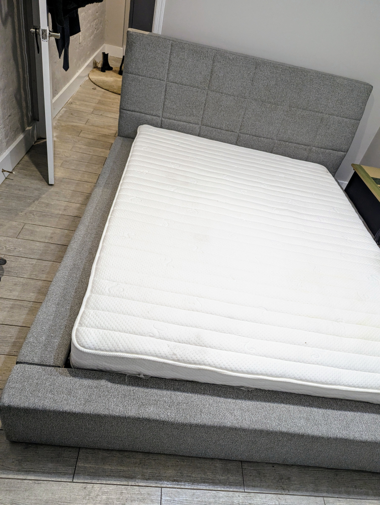 Queen sized Tufted Platform Bed w Mattress - photo 3