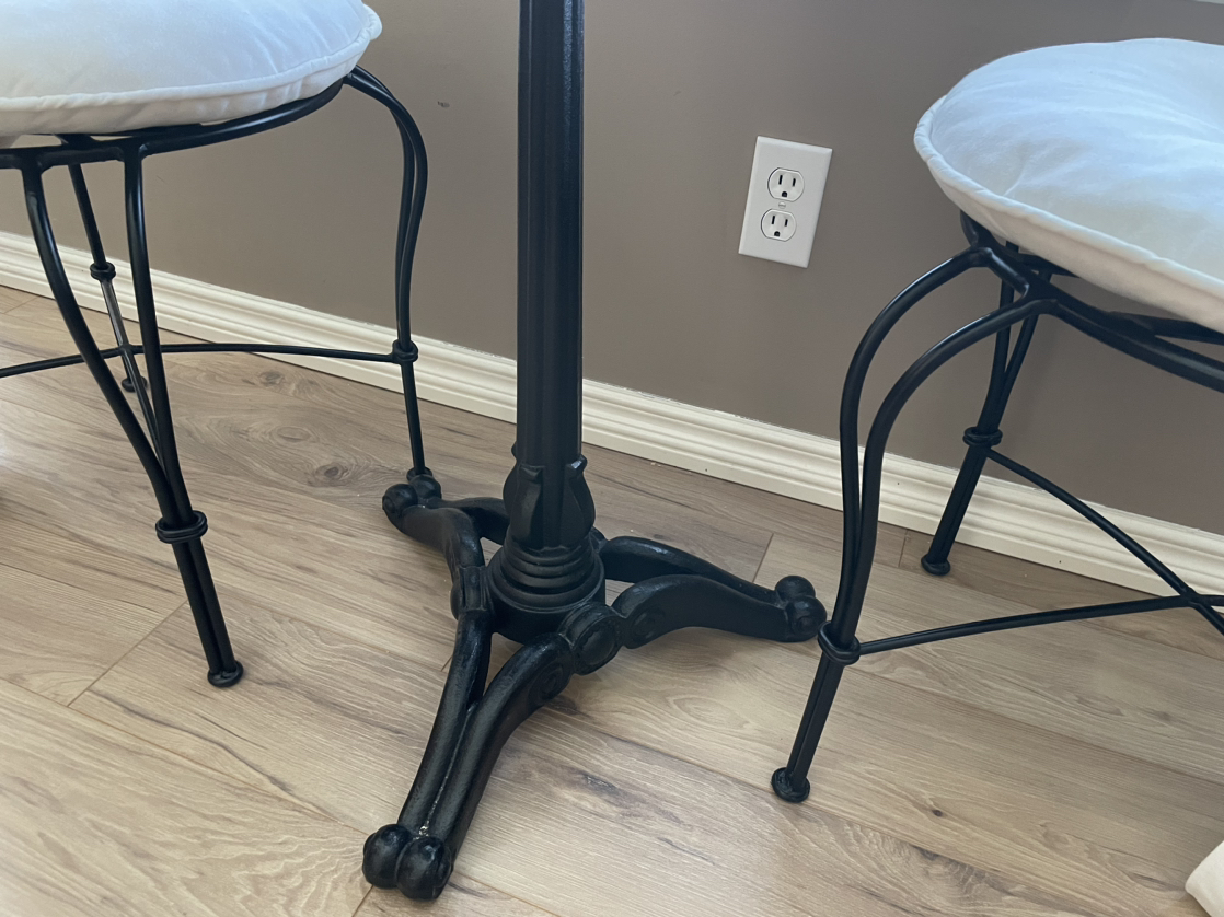 Marble coffee table and two metal chairs set - photo 3