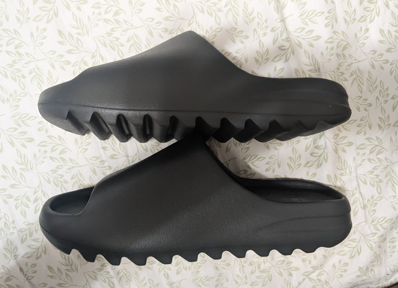 Yeezy Slides Dark Onyx (Size 12) - photo 4