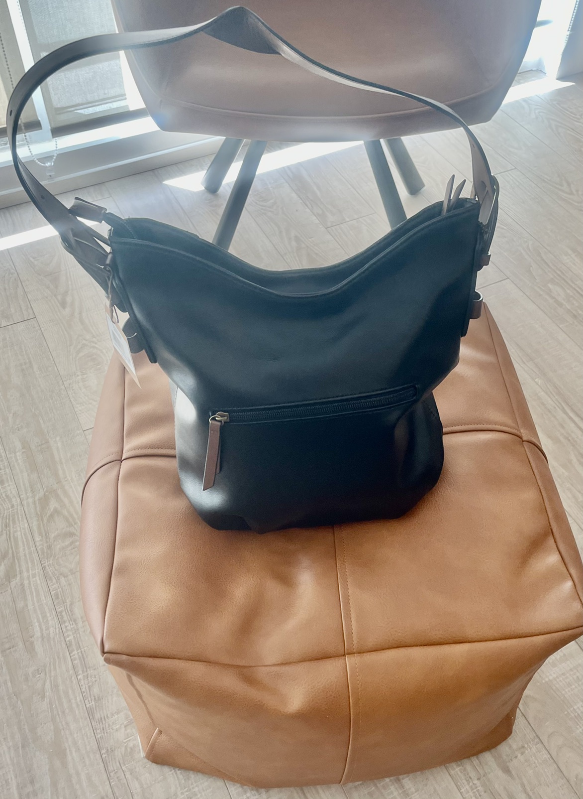 Brand new Denver Hayes Handbag with Contrast Strap image indicator(7)