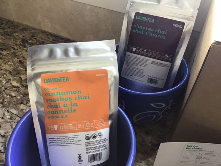 32 oz David’s Tea steeper, lid, tea & 2 mugs - photo 3