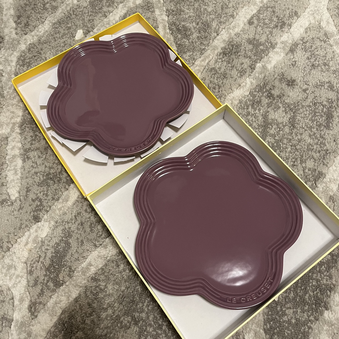 BNIB Le Creuset 23cm large flower plate  (set of 2) thumbnail
