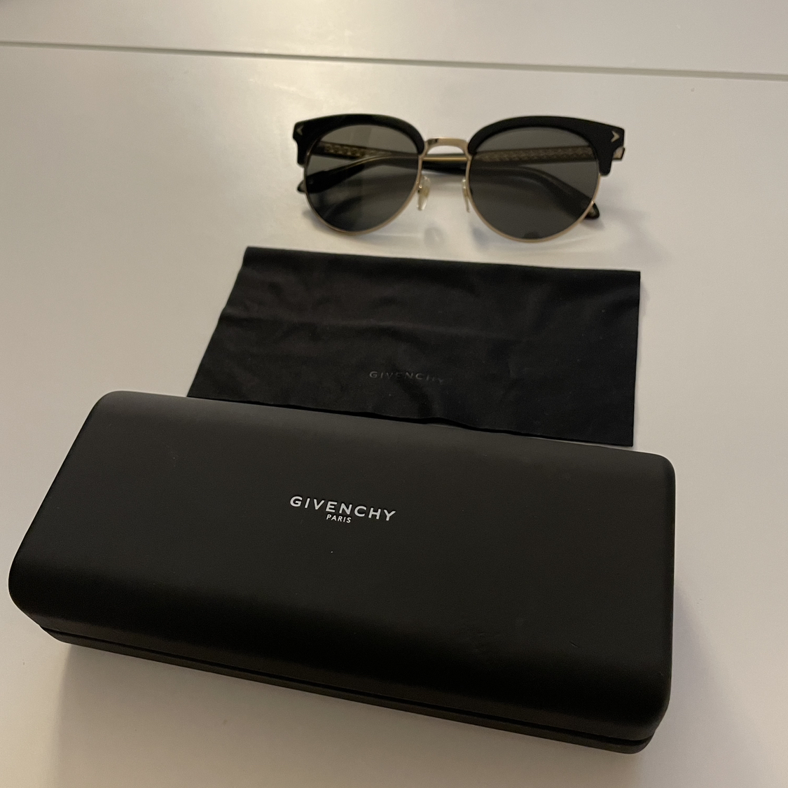 Givenchy Sunglasses men/women