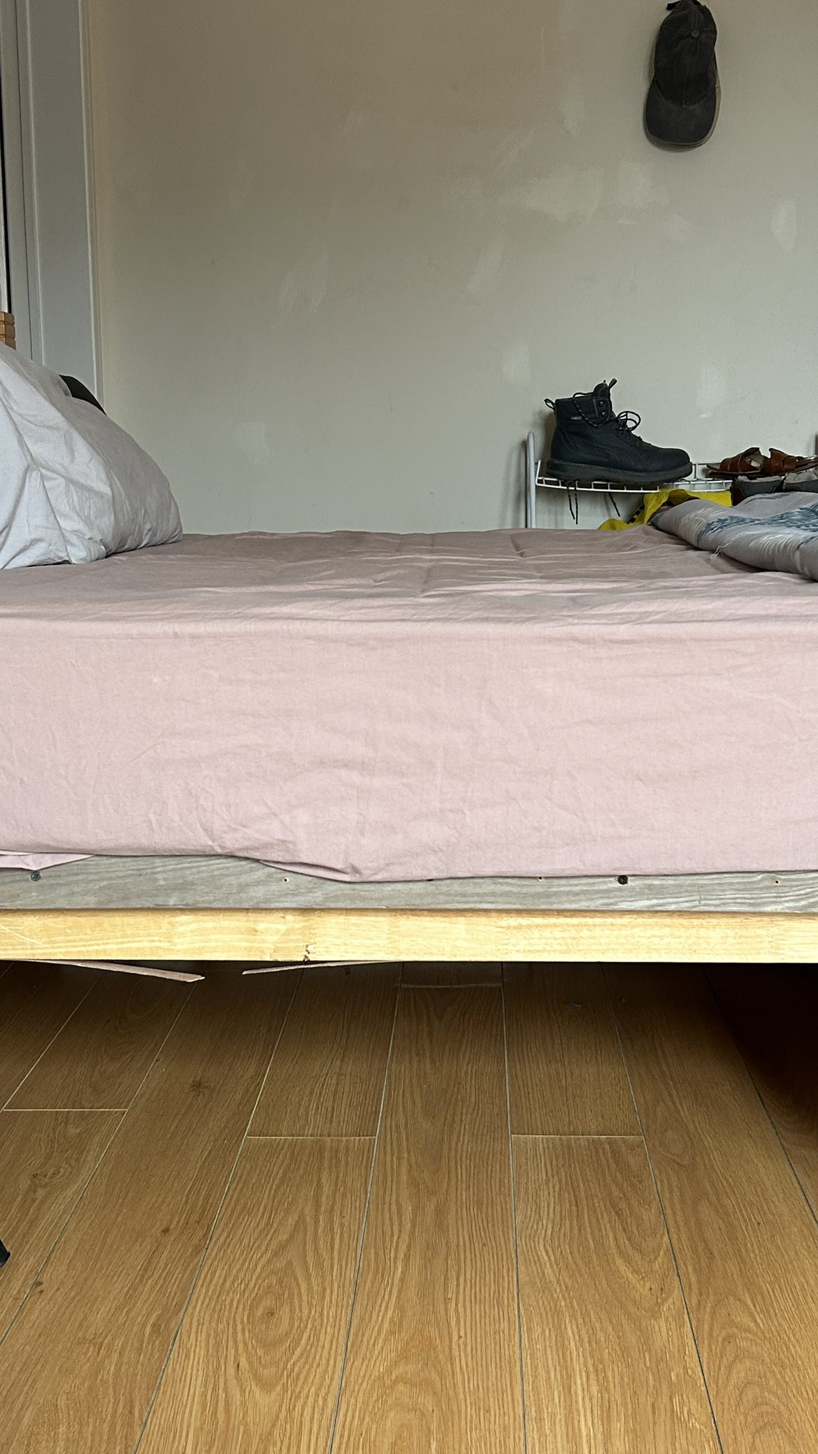 Moving out sale: queen mattress + pillows - photo 2