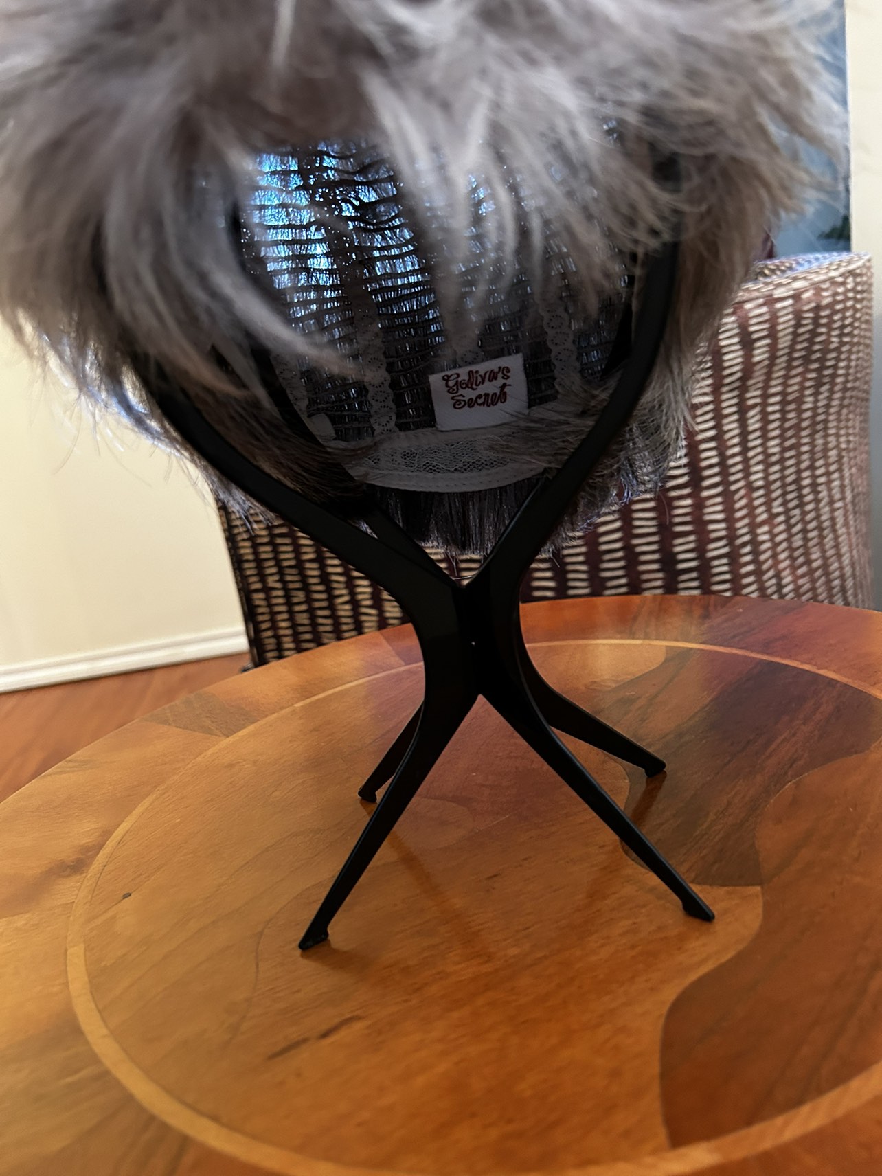 Wig godivas secret grey fox medium short with stand - photo 5