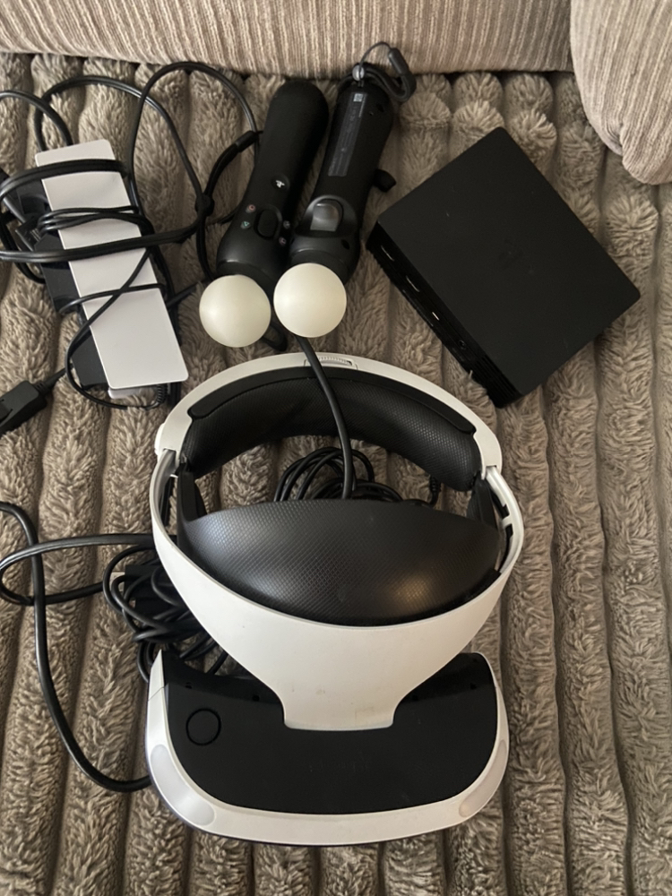 Essentials brand new t-shirt from holt ren. XL image indicator(4)