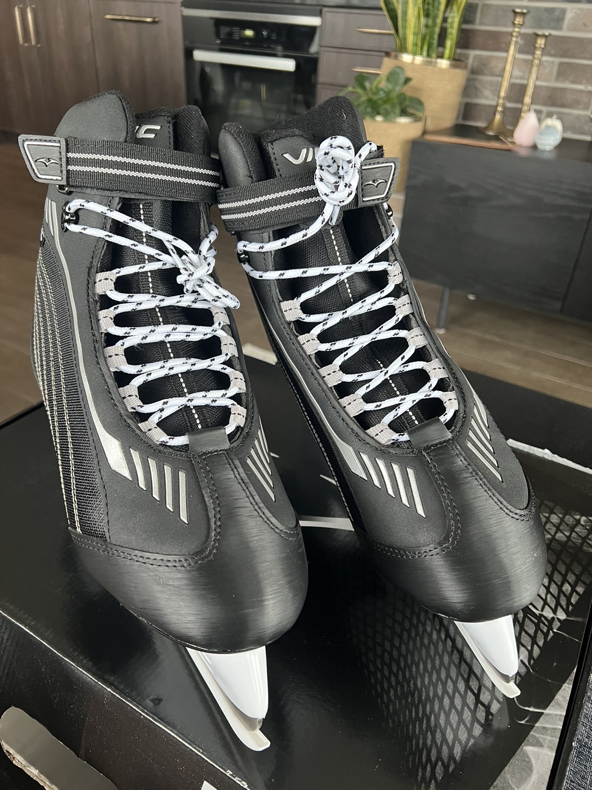 BRAND NEW: VIC Recreational Skates - Men Size 12 - photo 3