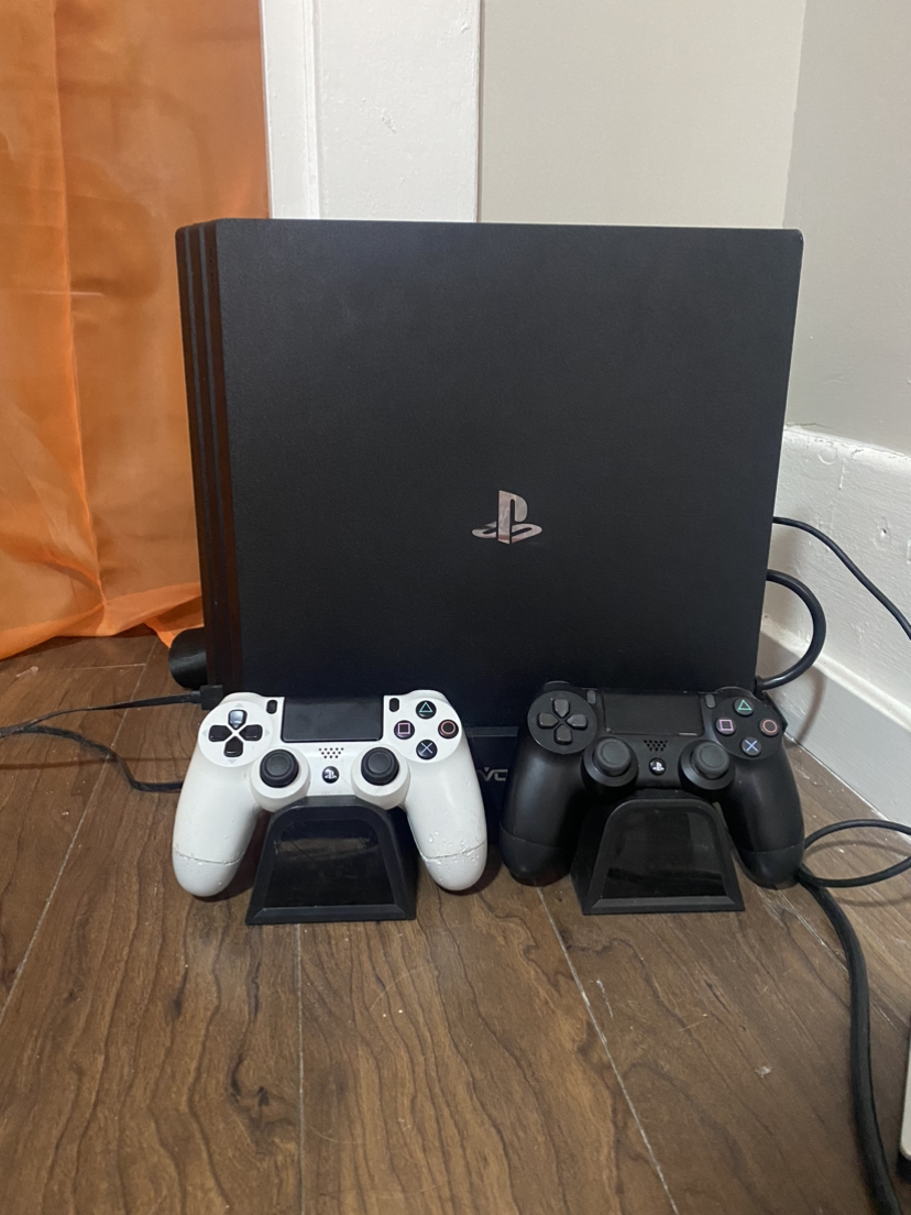 PS4 Pro - 1TB / 2 controllers / 2 Games / Charging station thumbnail