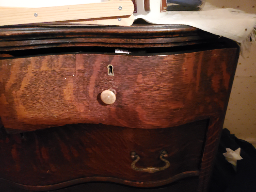 Vintage dresser with mirror image indicator(3)