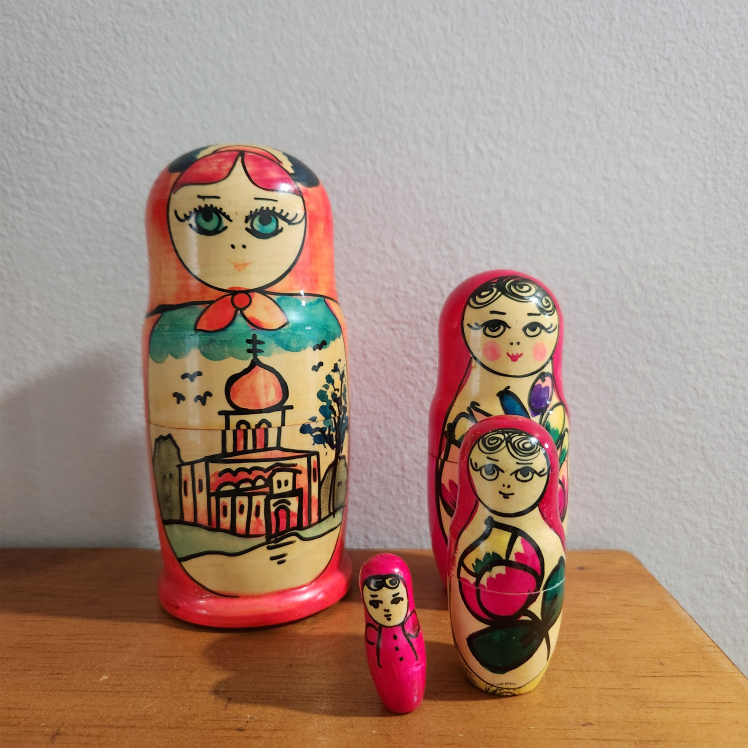 Russian nesting dolls (Matryoshka)
