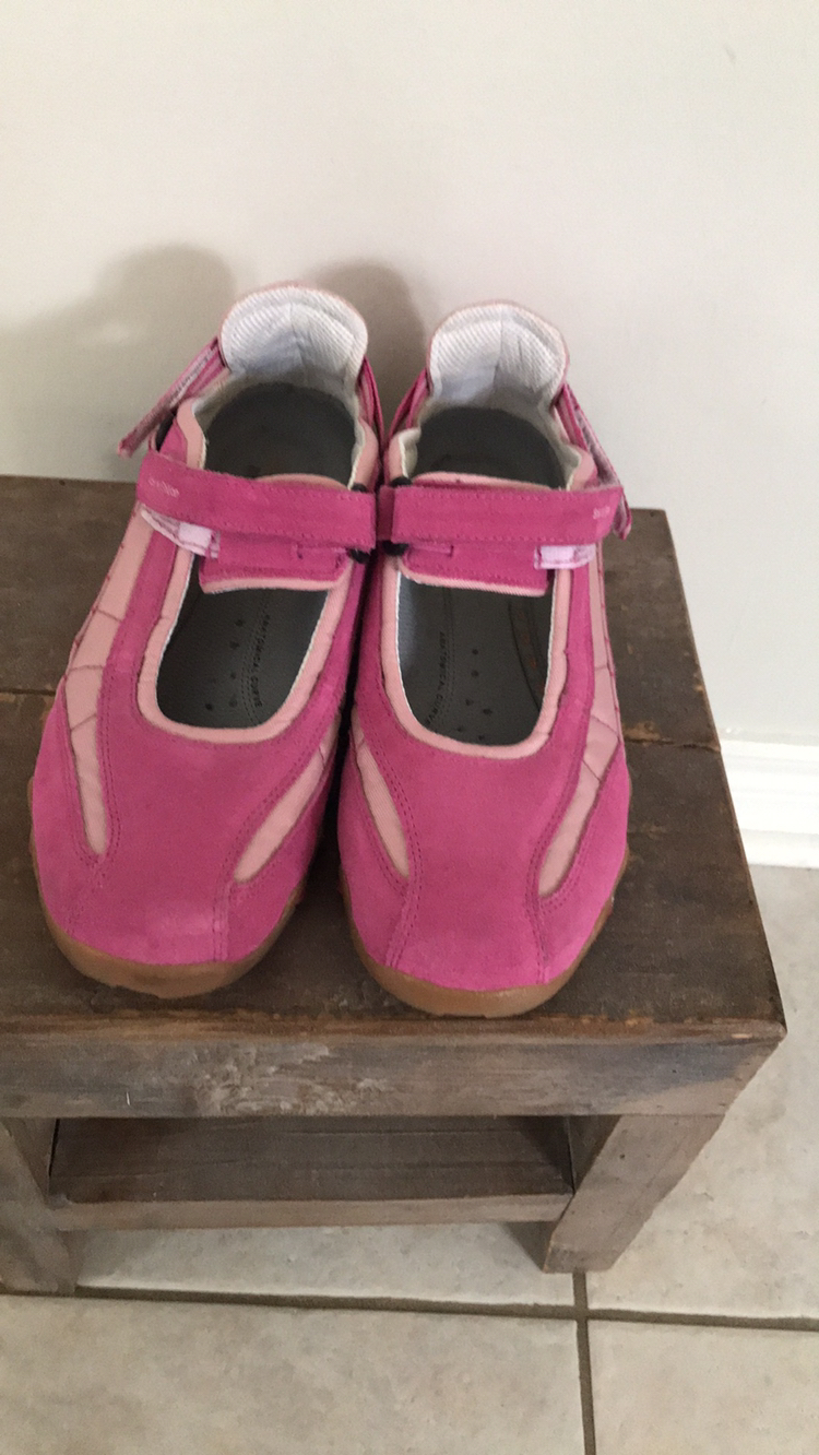 Memphisto Special Edition Breast Cancer Shoes Size 8 image indicator(3)