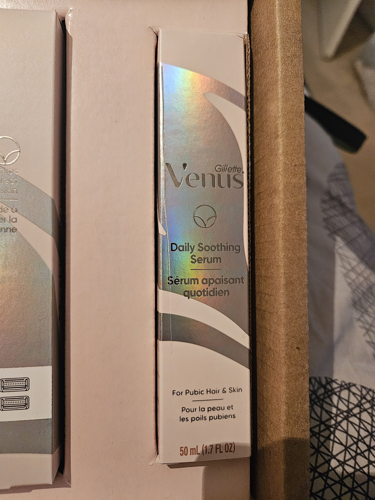 venus Gillette set new in box 20.00 image indicator(3)