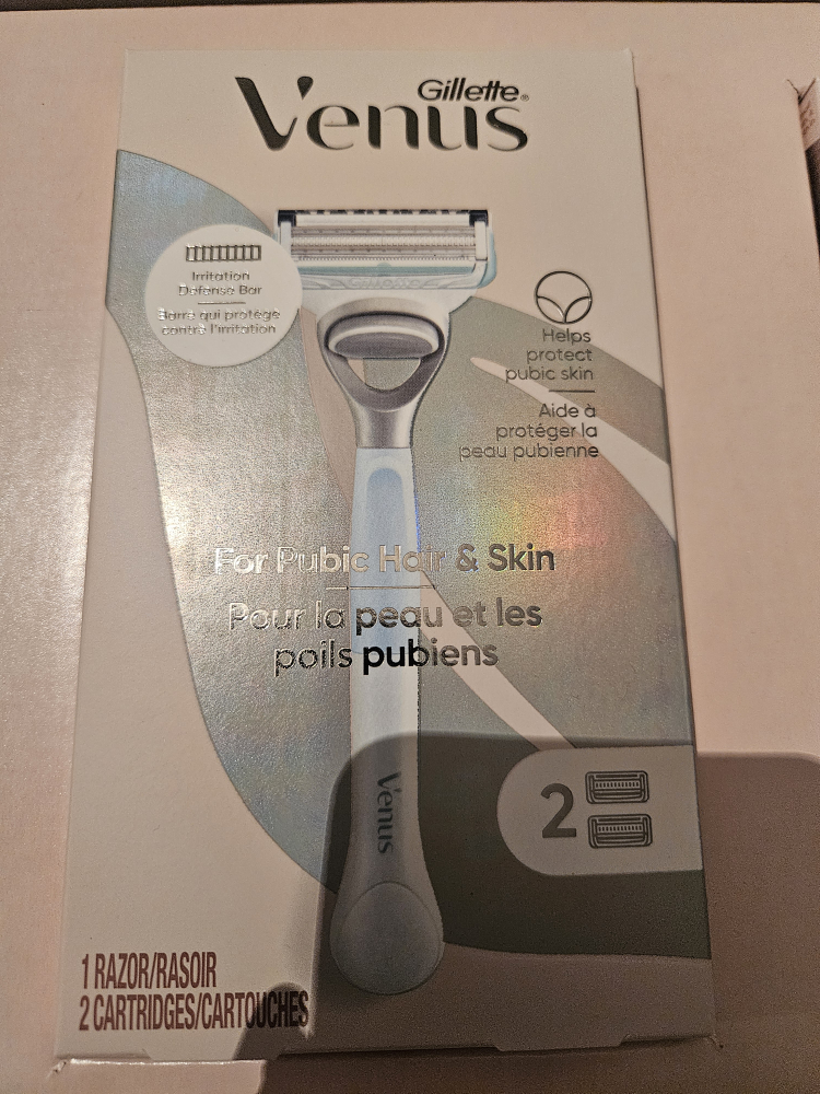 venus Gillette set new in box 20.00 image indicator(4)