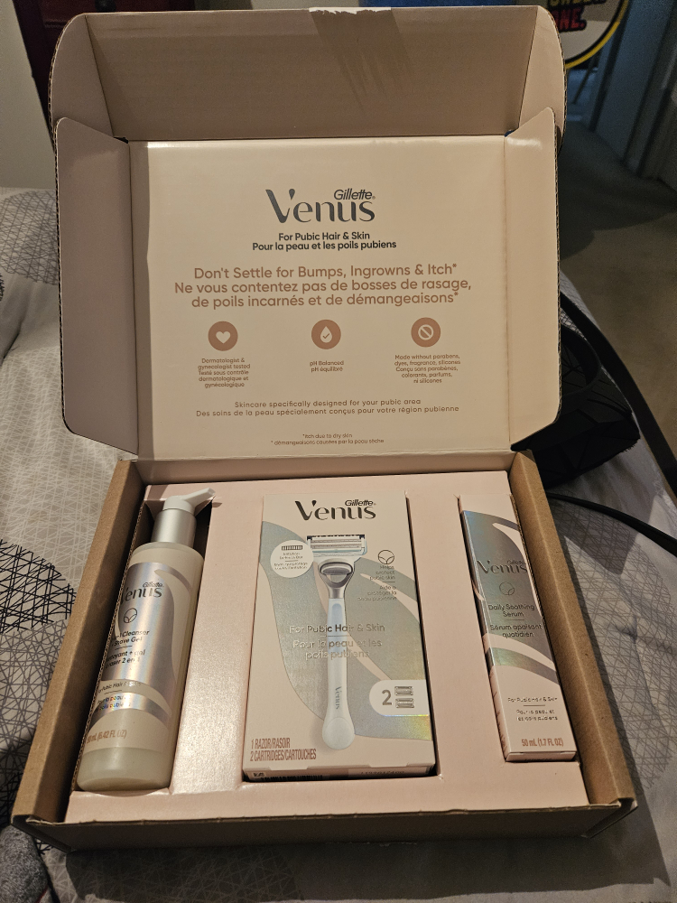 venus Gillette set new in box 20.00 image indicator(5)