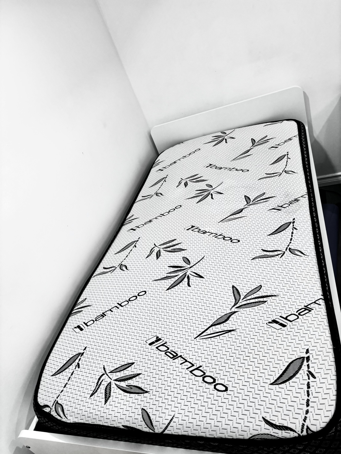 Twin mattress and bed sheets set - photo 2