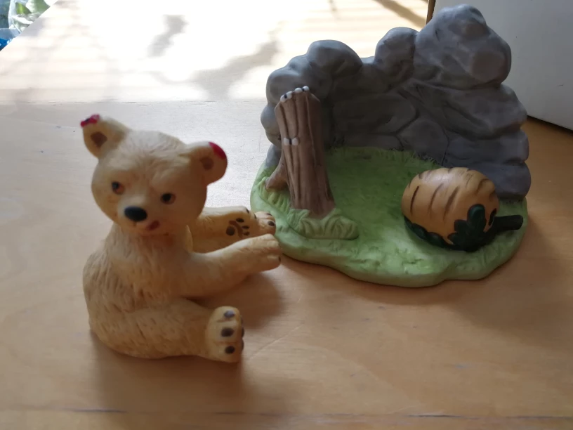 Hand painted Bear porcelain figurine image indicator(2)