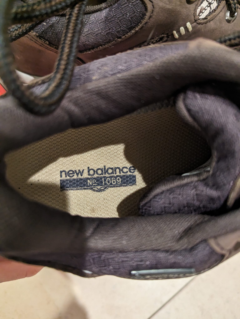 Woman's New Balance Goretex walking shoes  sized 8 wide image indicator(2)